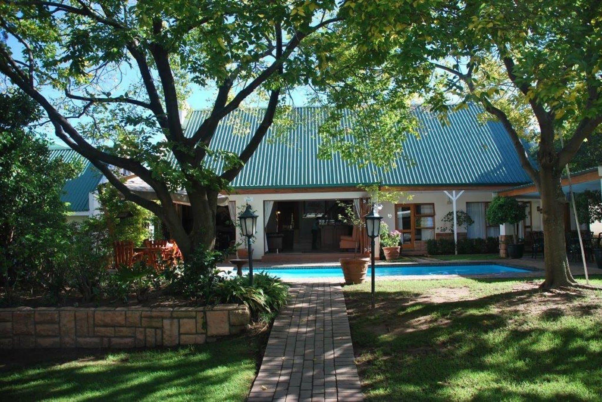 Sunninghill Guest Lodges Johannesburg Bagian luar foto